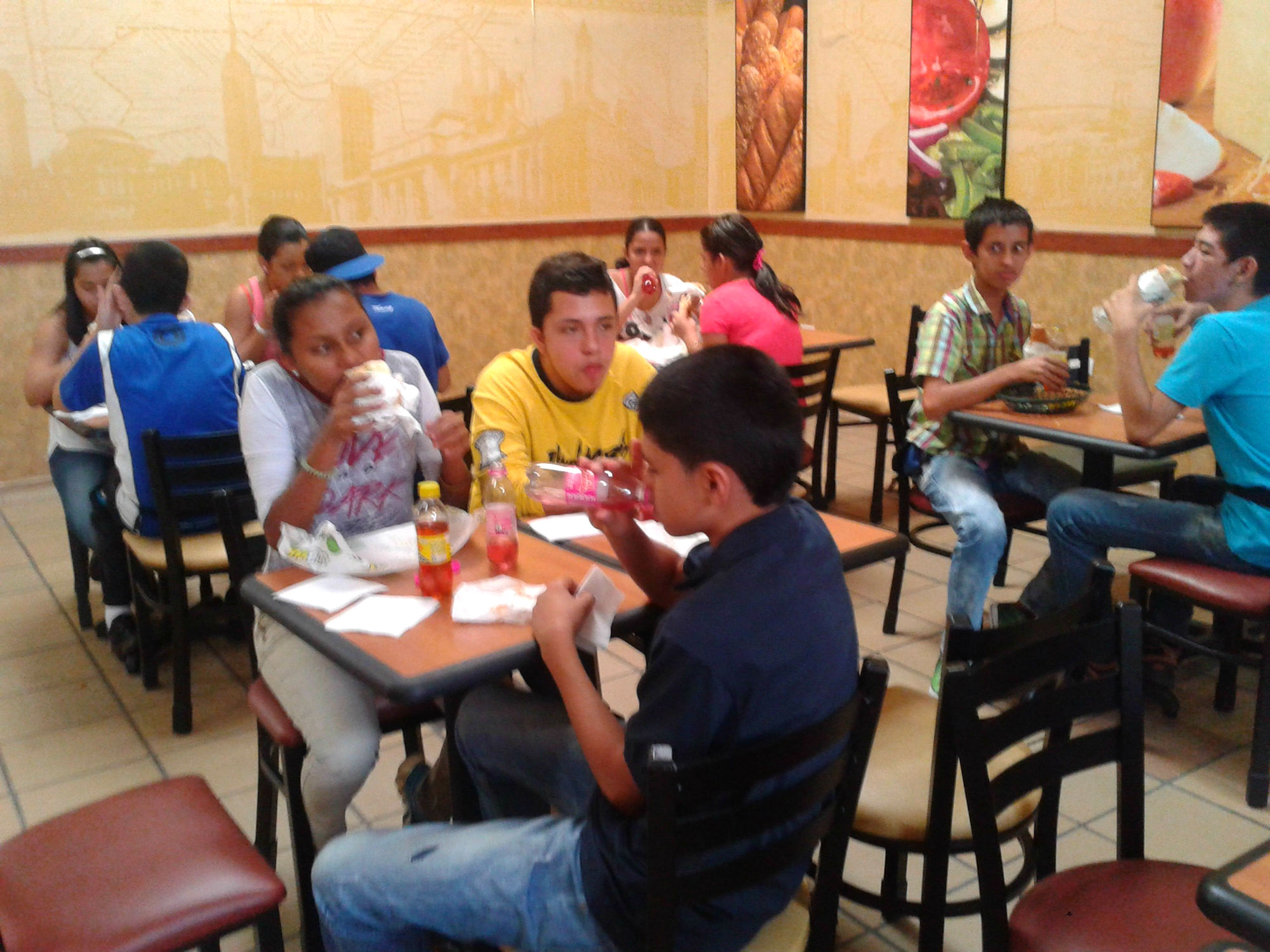 Disfrutando con Amigos en Subway