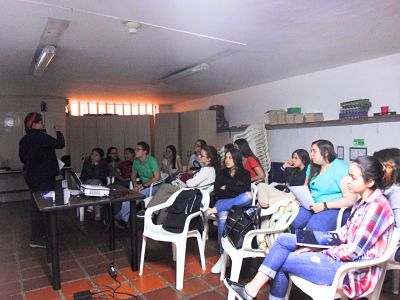 Profesionales de Aula Abierta dictan módulo de Comunicación Aumentativa a estudiantes de la universidad EIA. 